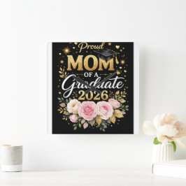 Relógio Quadrado Proud Mom of a Graduate 2026 – Elegant Gold & Flor