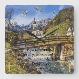 Relógio Quadrado Proverbs 3:5 igreja perto da montanha
