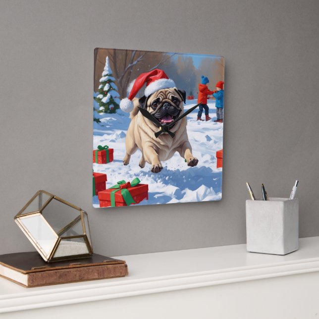 Relógio Quadrado Pug correndo na neve com chapéu de Natal (Escritório)