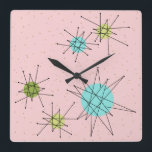 Relógio Quadrado Pulso de disparo de parede atômico icónico<br><div class="desc">Este teste padrão acrílico quadrado atômico icónico cor-de-rosa do pulso de disparo de parede de Starbursts caracteriza starbursts atômicos icónicos. Isso é direito! A velha escola, primeira senhora Cor-de-rosa coloriu o fundo com salpicos do ouro é o contexto perfeito para a turquesa vibrante, o aipo reconfortante, e os círculos coloridos...</div>
