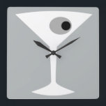 Relógio Quadrado Pulso de disparo de parede de vidro Noir de<br><div class="desc">Este pulso de disparo de parede de vidro Noir de Martini do filme caracteriza um fundo do cinza de carvão vegetal e a imagem de uma silhueta branca de um vidro de martini. Dentro do vidro é uma azeitona cinzenta gloriosa com um pimento preto. Este é um pulso de disparo...</div>