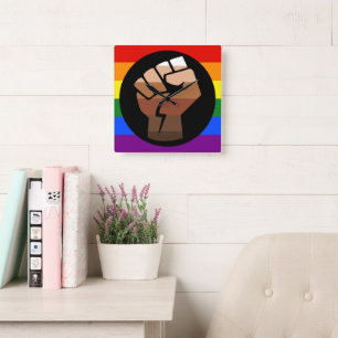 Relógio Quadrado Punho erguido da bandeira das pessoas queer do Sli