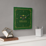 Relógio Quadrado Quadro de Vintagem em Escala de Justiça Dourada em<br><div class="desc">Imagem de textura de couro verde simples com uma ilustração do logotipo de justiça dourada. Moldura dourada. Outros logotipos de justiça estão disponíveis. Substitua o logotipo atual pelo seu ou mantenha-o como está.</div>