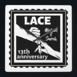 Relógio Quadrado Românico de mãos dadas 13 aniversário de casamento<br><div class="desc">Se quiser ajuda para personalizar este design, use o botão Perguntar a este designer, logo abaixo deste texto. Uma design romântica para um 13 de aniversário de casamento, esta design tem um marido e mulher a dar as mãos com o local de texto que é o presente tradicional para este...</div>