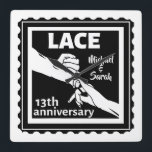 Relógio Quadrado Românico de mãos dadas 13 aniversário de casamento<br><div class="desc">Se quiser ajuda para personalizar este design, use o botão Perguntar a este designer, logo abaixo deste texto. Uma design romântica para um 13 de aniversário de casamento, esta design tem um marido e mulher a dar as mãos com o local de texto que é o presente tradicional para este...</div>