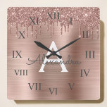 Relógio Quadrado Rosa Dourado - Nome do Monograma do Metal com Lant<br><div class="desc">Rosa Dourado - Folha cor-de-rosa esfarelada Metálica esfarelo com brilho esmagado Nome do monograma de metal e Relógio inicial de parede de luxo. Isto faz o doce e perfeito aniversário de 16 anos, casamento, chá de panela, aniversário, chá de fraldas ou festa de solteira presente para alguém que ama luxo...</div>