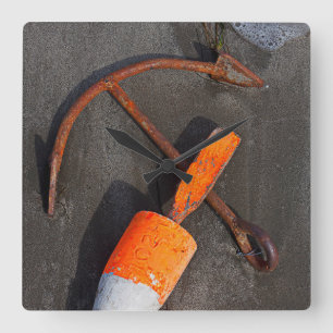 Relógio Quadrado Rusty Anchor And Buoy On A Beach