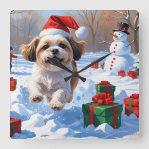 Relógio Quadrado Shih Tzu correndo em neve com chapéu de Natal