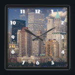 Relógio Quadrado Skyline da Nova Iorque<br><div class="desc">Foto fabulosa da skyline da Nova Iorque na noite. A imagem tem um barco de vela no beira-rio no primeiro plano e o fundo é povoado com muitos brilhantes interessantes e os arranha-céus e as construções brilhantes, a foto estiveram tomados no crepúsculo quando o céu da noite lhe tem uma...</div>