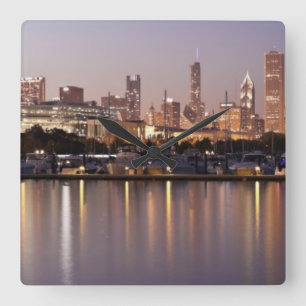 Relógio Quadrado Skyline dos EUA, Illinois, Chicago no crepúsculo