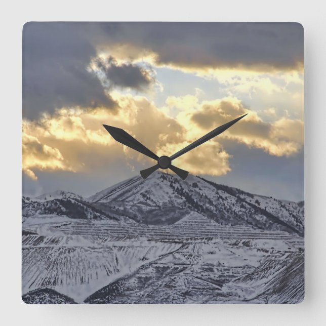 Relógio Quadrado Stormy Sunset Sobre Montanhas Com Capas De Neve (Frente)