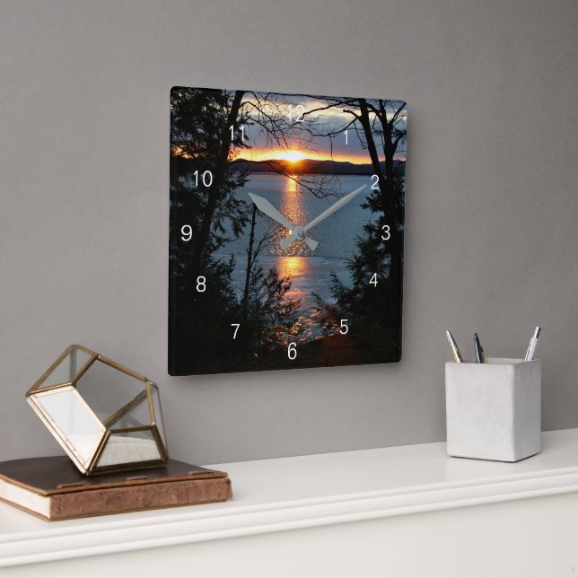 Relógio Quadrado Sunset Sobre Forest Lake Wall Clock (Escritório)