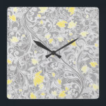 Relógio Quadrado Swirly amarelo e cinzento moderno floral<br><div class="desc">O teste padrão floral feminino moderno bonito que caracteriza redemoinhos das cinzas e o amarelo e flores pastel elegantes do ouro entrelaçou em um fundo cinzento mais escuro.</div>