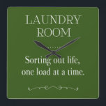 Relógio Quadrado Tempo De Vida Útil Uma Carga De Cada Vez Lavagem V<br><div class="desc">Este engraçado relógio da lavanderia apresenta a frase "LAUNDRY ROOM Sorting out life one load at a time" em uma combinação de fontes brancas em um fundo verde e acentuadas com elementos vintage. Volte a divertir-se numa tarefa chata!</div>