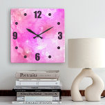 Relógio Quadrado Tipografia em negrito com Galáxia de Abstrato cor<br><div class="desc">Números de estrelas rosados e roxos minúsculos brilham num fundo de cor d'água abstrato celeste cor-de-rosa dapos. Dê vida ao seu quarto favorito com este relógio de parede vibrante e atordoante. Sua escolha de um relógio quadrado ou redondo. Faz um presente excelente para o lar! Você pode personalizar facilmente este...</div>