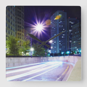 Relógio Quadrado Tráfego borrado na noite