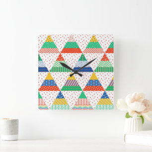 Relógio Quadrado Triângulos de Natal em Patchwork Colorido Festivo