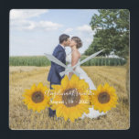 Relógio Quadrado trio de girassol - sua foto de casamento<br><div class="desc">Relógio de Parede Quadrado com um trio de girassóis com sua foto de casamento como fundo. Excelente para os casamentos do seu país. A única arte floral de Alma Wad em tom de colheita/verão incorpora os nomes dos casais e a data de seu casamento nas flores. Para ver toda a...</div>