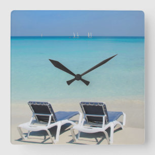 Relógio Quadrado Varadero, Cuba. Cadeiras De Areia E Praia