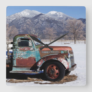 Relógio Quadrado Velho caminhão sentado no campo