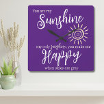 Relógio Quadrado Você é o meu sol me faz feliz roxo com o sol<br><div class="desc">Você é o meu sol Você me faz feliz roxo brilhante com Sol amarelo e o relógio moderno da tipografia vai iluminar qualquer quarto ou varanda! A cor púrpura brilhante irá adicionar um pop de sol a qualquer espaço interior ou exterior, e a tipografia moderna, o sol alegre e a...</div>