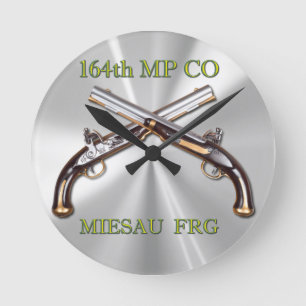 Relógio Redondo 164th Crachá de PM Empresa e pistolas cruzadas