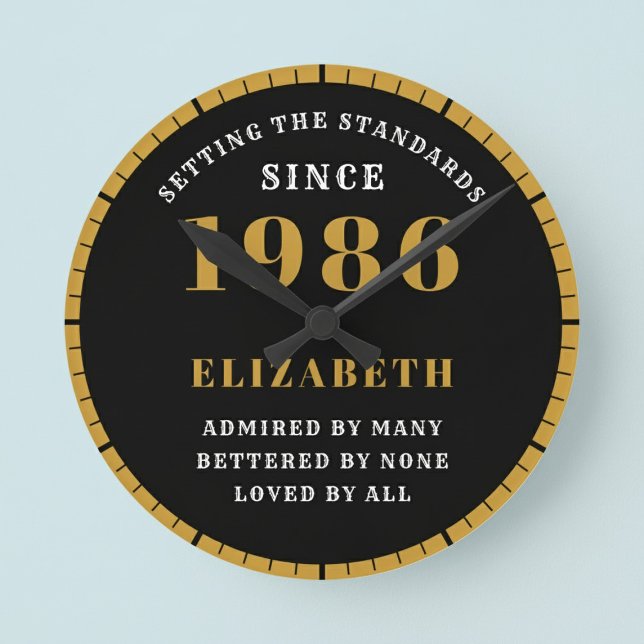 Relógio Redondo 40th Birthday Born 1986 Black Gold (Born 1986 standards birthday clock. Pastel background.)