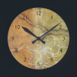 Relógio Redondo Abstrato Silhouette Pintura em Fundo de Tom<br><div class="desc">O fundo desta pintura de Jennifer Goldberger parece uma mesa com uma fenda perfurada. Há também uma abstrato de silhueta de uma flor feita em tinta branca,  que mal supera o fundo marrom.</div>