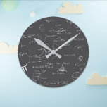 Relógio Redondo Acadêmico das equações matemáticas de quadro negro<br><div class="desc">Faça um toque acadêmico no seu escritório com este relógio preto com equações matemáticas manuscritas. Excelente para matemáticos e professores. Ilustrada e projetada por Patricia Alvarez.</div>
