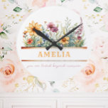 Relógio Redondo Afirmação Positiva Personalizada Floral Inspiracio<br><div class="desc">Um relógio personalizado maravilhosamente projetado com uma afirmação positiva. Permita que esses gráficos e citações inspirem e motivem. Você pode adicionar um nome usando o recurso de personalização.</div>