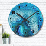 Relógio Redondo Agato de mármore azul moderno<br><div class="desc">Pedras, cristais e minerais são um estilo de tendência de eterno. Este impressão apresenta uma imagem de uma pedra geodórica azul vibrante e para cima, cheia de pequenos cristais no bolso agata. Um tartaruga brilhante total ou uma coloração azul-aqua com linhas e faixas únicas. Um olhar lúdico, mas moderno e...</div>