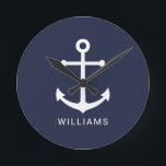 Relógio Redondo Âncora branca náutica e nome personalizado em azul<br><div class="desc">Relógio de Parede Náutica Mínimo Moderno com âncora branca com nome personalizado no estilo de fonte serif de sans moderno e branco em fundo azul marinho.

Perfeito como decoração de casa de praia,  presente de inauguração e muito mais.</div>
