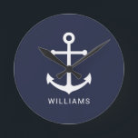 Relógio Redondo Âncora branca náutica e nome personalizado em azul<br><div class="desc">Relógio de Parede Náutica Mínimo Moderno com âncora branca com nome personalizado no estilo de fonte serif de sans moderno e branco em fundo azul marinho.

Perfeito como decoração de casa de praia,  presente de inauguração e muito mais.</div>