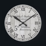 Relógio Redondo Aniversário de Casamento de 5 da Rustic Wood<br><div class="desc">O presente clássico para o 5 é madeira. Com isso em mente, criamos este design moderno de 5º aniversário de madeira russa com os números romanos, seus nomes e data do casamento. Design composto por Holiday Hearts Design (direitos reservados). Se você tiver alguma dúvida ou precisar de assistência com o...</div>