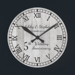 Relógio Redondo Aniversário de Casamento de 5 da Rustic Wood<br><div class="desc">O presente clássico para o 5 é madeira. Com isso em mente, criamos este design moderno de 5º aniversário de madeira russa com os números romanos, seus nomes e data do casamento. Design composto por Holiday Hearts Design (direitos reservados). Se você tiver alguma dúvida ou precisar de assistência com o...</div>