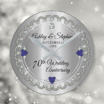 Relógio Redondo Aniversário de Casamento de 70 de Ouros de Jubileu<br><div class="desc">Opulent elegance enquadra esta design de aniversário de casamento 70 num design de diamante escalado único com diamante de lágrima central com sotaques de safira em forma de coração e faux acrescentou faíscas em um gradiente de tom prateado. Por favor, note que todos os embelezamentos são impressos e feitos apenas...</div>