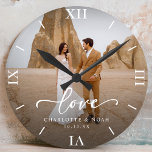 Relógio Redondo Aniversário do Script de Amor de Foto de Casamento<br><div class="desc">Comemore o amor com nosso relógio de aniversário personalizado do amor com a escritura de casamento, que apresenta um roteiro elegante e design moderno chic. Este relógio personalizado exibe lindamente a sua foto favorita de casamento, fazer-a como um guardião eterno para recém-casados ou um profundo presente de aniversário de casamento!...</div>