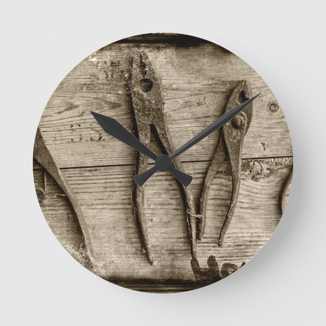 Relógio Redondo Antigas ferramentas enferrujadas. (Frente)