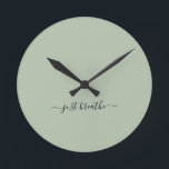 Relógio Redondo Apenas respire yoga elegante verde<br><div class="desc">Um relógio de ioga moderno com um fundo verde de sábio e um roteiro preto elegante com letras de mão com a citação "apenas respirar".</div>