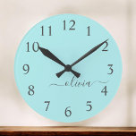 Relógio Redondo Aqua Blue Teal Modern Script Girly Monographic Nam<br><div class="desc">Relógio de Nome do Monograma Simples de Script Azul Aqua Azul Isto faz o doce e perfeito aniversário de 16 anos,  casamento,  chá de panela,  aniversário,  chá de fraldas ou festa de solteira presente para alguém que ama luxo de luxo e estilos quíticos.</div>