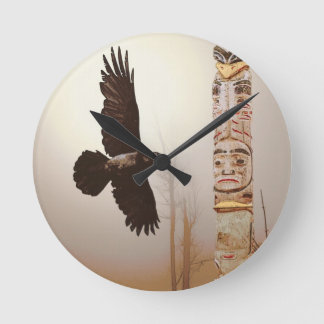 Relógio Redondo Arte Flying Raven & Totem-Pole Fantasy