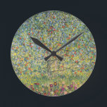 Relógio Redondo Árvore da Apple por Gustav Klimt, Vintage Art Nouv<br><div class="desc">Árvore da Apple (1912) de Gustav Klimt é uma pintura de arte vitoriana do simbolismo da era vitoriana. Uma cena natural com uma macieira num pomar numa fazenda com fruta madura e flores de maçã. O jardim floral está no cheio florado com flores de primavera. Sobre o artista: Gustav Klimt...</div>