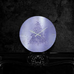 Relógio Redondo Árvore de Natal Elegante | Lavanda charmosa Roxo<br><div class="desc">Esta é a estação para decorar! Lavanda pastel e abstrato púrpura lindos, macia e chique de paleta púrpura e doce, com letra de "Feliz Natal", no feriado de casa e no decoro da parede do quarto. Esta design festiva divertida apresenta uma árvore de Natal cintilante e caprichosa com uma pintura...</div>