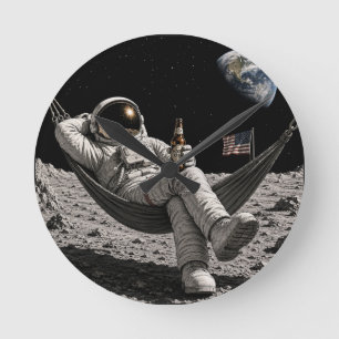 Relógio Redondo Astronauta Relaxando com Cerveja na Lua