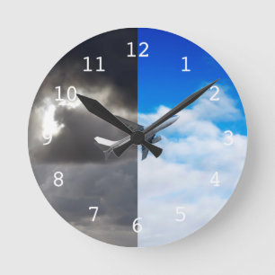 Relógio Redondo Avião voando do céu tempestuoso para o céu azul
