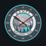 Relógio Redondo Banff National Park Moraine Lake Vintage<br><div class="desc">Banff National Park vetor trabalho de arte design. O parque é o primeiro parque nacional do Canadá e faz parte dos Parques de Montanha Rochosa do Canadá,  Patrimônio Mundial da UNESCO.</div>