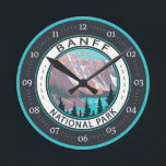 Relógio Redondo Banff National Park Moraine Lake Vintage<br><div class="desc">Banff National Park vetor trabalho de arte design. O parque é o primeiro parque nacional do Canadá e faz parte dos Parques de Montanha Rochosa do Canadá,  Patrimônio Mundial da UNESCO.</div>
