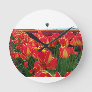 Relógio Redondo Banja Luka Tulips em um Campo com Balão de Ar Que