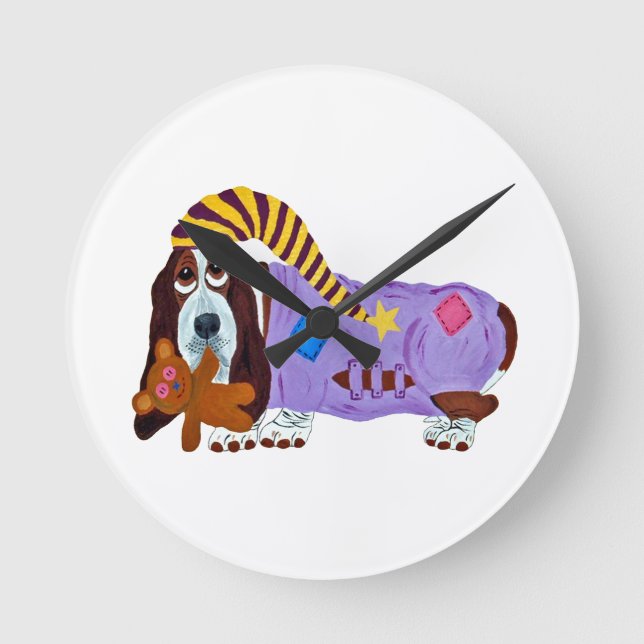 Relógio Redondo Basset Hound em PJs com ursinho de pelúcia (Frente)