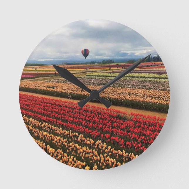 Relógio Redondo Beautiful Tulip Field with Hot Air Balloon, Oregon (Frente)